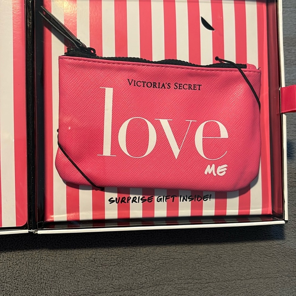 Victoria's Secret Pink Cosmetic Bag Love Print & fragrance set